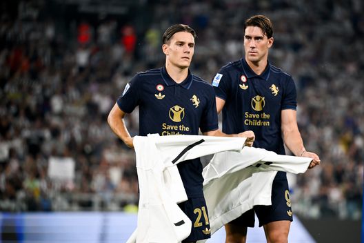 TORINO, ITALIA - 1 SETTEMBRE: Nicolò Fagioli e Dusan Vlahovic della Juventus guardano la partita di Serie A tra Juventus e Roma all'Allianz Stadium il 1 settembre 2024 a Torino, Italia. (Foto di Daniele Badolato - Juventus FC/Juventus FC tramite Getty Images) Fagioli scommesse