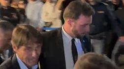 Cena scudetto verso la chiusura: anche Conte esce tra i ringraziamenti dei tifosi
