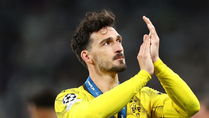 LONDON, ENGLAND - JUNE 01: Mats Hummels of Borussia Dortmund applauds the fans, whilst wearing his runners up medal, after Real Madrid defeat Borussia Dortmund during the UEFA Champions League 2023/24 Final match between Borussia Dortmund and Real Madrid CF at Wembley Stadium on June 01, 2024 in London, England. (Photo by Alex Pantling/Getty Images) HERE WE GO – Hummels alla Roma! Arriva in Italia per le visite: ingaggio e dettagli - immagine 1
