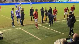 League One inglese: lo speaker cerca il quarto uomo tra il pubblico allo stadio