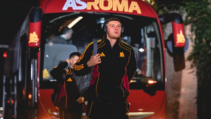 ROME, ITALY - OCTOBER 18: AS Roma player Artem Dovbyk arrives at the stadium prior to the Serie A match between AS Roma and FC Internazionale at Olimpico Stadium on October 18, 2025 in Rome, Italy. (Photo by Fabio Rossi/AS Roma via Getty Images) Milan-Roma, formazioni ufficiali: da Dovbyk a Bailey, Loftus, Estupinan, Nkunku e Pellegrini, le scelte - immagine 1