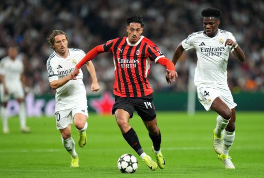 MADRID, SPAIN - NOVEMBER 05: Tijjani Reijnders of AC Milan runs with the ball whilst under pressure from Aurelien Tchouameni of Real Madrid during the UEFA Champions League 2024/25 League Phase MD4 match between Real Madrid C.F. and AC Milan at Estadio Santiago Bernabeu on November 05, 2024 in Madrid, Spain. (Photo by Angel Martinez/Getty Images) Milan e Real Madrid: il leggendario derby d’Europa- immagine 15