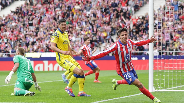 MADRID, SPAIN - NOVEMBER 03: Giuliano Simeone of Atletico de Madrid celebrates scoring his team's first goal as Jasper Cillessen of UD Las Palmas reacts after failing to make a save during the La Liga EA Sports match between Atletico de Madrid and UD Las Palmas at Riyadh Air Metropolitano on November 03, 2024 in Madrid, Spain. (Photo by Gonzalo Arroyo Moreno/Getty Images) Giuliano, fratello di Giovanni Simeone, in gol con l’Atletico: la dedica speciale - immagine 1