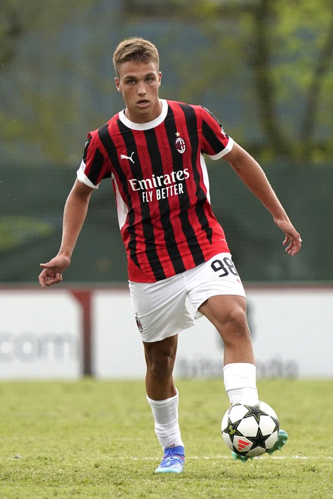 MILAN, ITALY - SEPTEMBER 17: Vittorio Magni of AC Milan U20 runs with the ball during the match of EUFA Youth League between AC Milan and Liverpool FC at Centro Sportivo Vismara on September 17, 2024 in Milan, Italy. (Photo by Pier Marco Tacca/AC Milan via Getty Images) Vittorio Magni