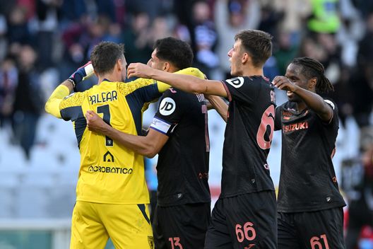 TURIN, ITALY - OCTOBER 26: Players of Torino celebrate after the team's victory in the Serie A match between Torino FC and Genoa CFC at Stadio Olimpico di Torino on October 26, 2025 in Turin, Italy. (Photo by Chris Ricco/Getty Images)