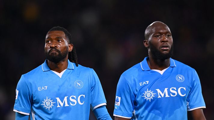 BOLOGNA, ITALY - APRIL 07: Andre-Frank Zambo Anguissa of Napoli, scorer of the first goal for Napoli, looks on as he leave the pitch at half time with teammate Romelu Lukaku during the Serie A match between Bologna and Napoli at Stadio Renato Dall'Ara on April 07, 2025 in Bologna, Italy. (Photo by Alessandro Sabattini/Getty Images) Bologna-Napoli, che rimpianti: un’altra prova di maturità a metà per gli azzurri - immagine 1