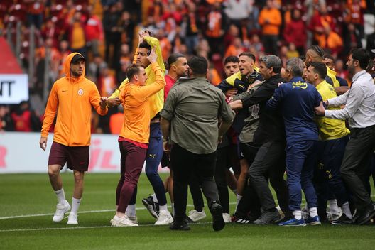 Il Fenerbahçe in 10 rimanda la festa del Galatasaray: Söyüncü decide il derby- immagine 2