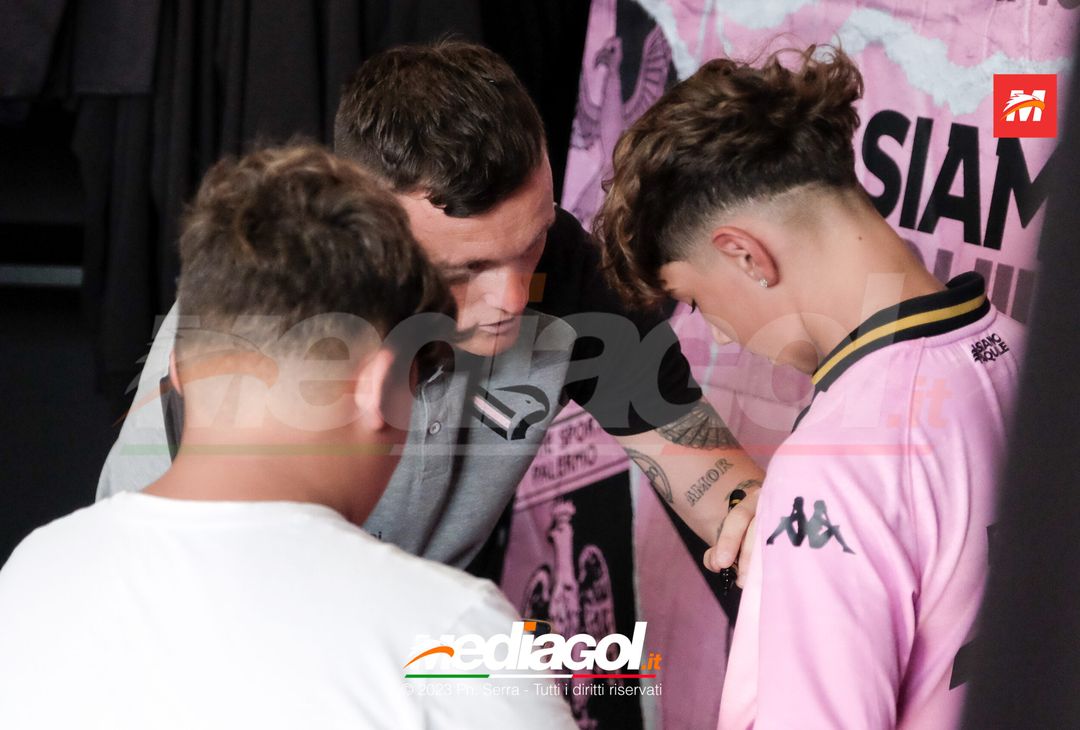 FOTO PALERMO: Liam Henderson incontra i tifosi allo Store Ufficiale (GALLERY) - immagine 18