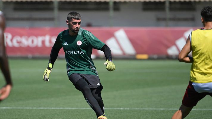 ROME, ITALY - JULY 19: AS Roma player Mathew Ryan during a training session at Centro Sportivo Fulvio Bernardini on July 19, 2024 in Rome, Italy. (Photo by Luciano Rossi/AS Roma via Getty Images) Roma, primo allenamento a Trigoria per Ryan. Presente in gruppo anche Bove - immagine 1