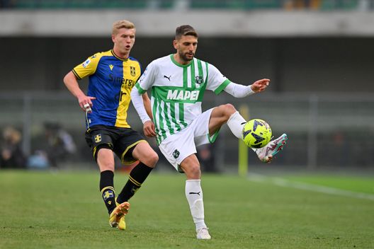 VERONA, ITALY - APRIL 08: Domenico Berardi of US Sassuolo controls the ball whilst under pressure from Josh Doig of Hellas Verona during the Serie A match between Hellas Verona and US Sassuolo at Stadio Marcantonio Bentegodi on April 08, 2023 in Verona, Italy. (Photo by Alessandro Sabattini/Getty Images) Calciomercato, su Doig il Toro resta in vantaggio. Ma spuntano Lazio e Sassuolo- immagine 2