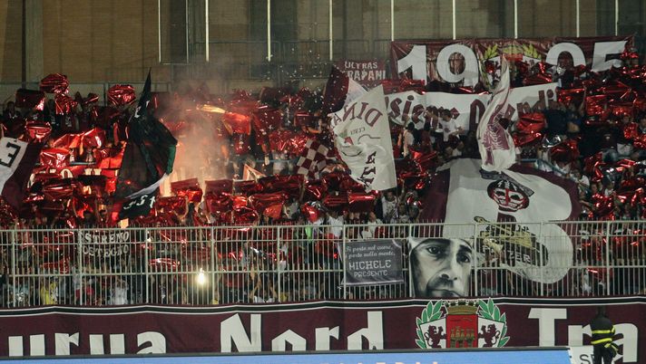 TRAPANI, ITALY - SEPTEMBER 02: Trapani fans during the Serie B match between Trapani Calcio and Pescara Calcio at Stadio Provinciale on September 2, 2013 in Trapani, Italy. (Photo by Maurizio Lagana/Getty Images) Trapani-Latina, dove vedere la partita in diretta TV e in streaming LIVE - immagine 1