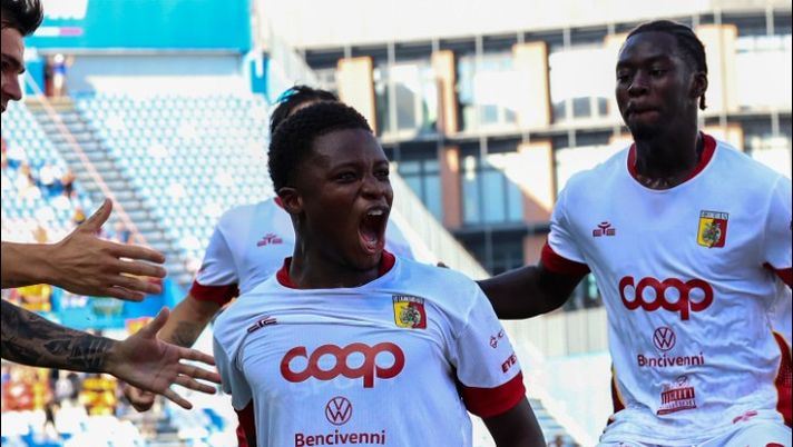 Foto U.S. Catanzaro 1929 Cissé, super gol e doppietta col Catanzaro (a segno anche Lambourde) - immagine 1