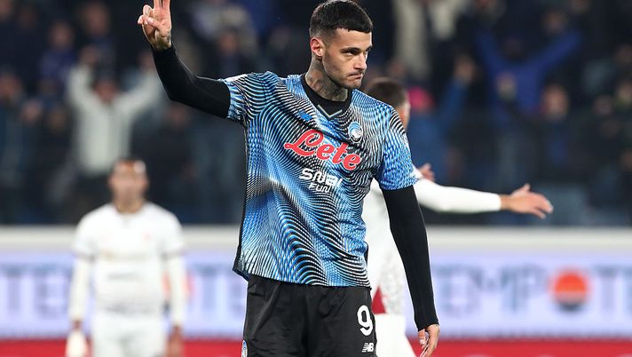 BERGAMO, ITALY - DECEMBER 13: Gianluca Scamacca of Atalanta celebrates scoring his team's second goal during the Serie A match between Atalanta BC and Cagliari Calcio at Gewiss Stadium on December 13, 2025 in Bergamo, Italy. (Photo by Marco Luzzani/Getty Images) Dopo Kean anche Scamacca, Palladino: “Il segreto? Non posso dirlo” - immagine 1