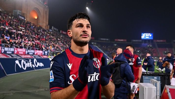 BOLOGNA, ITALY - NOVEMBER 30: Riccardo Orsolini of Bologna applauds the fans at full-time following the team's victory in the Serie A match between Bologna and Venezia at Stadio Renato Dall'Ara on November 30, 2024 in Bologna, Italy. (Photo by Alessandro Sabattini/Getty Images) Gazzetta: “Orsolini entra e spacca tutto”, ma il migliore in campo del Bologna è un altro - immagine 1