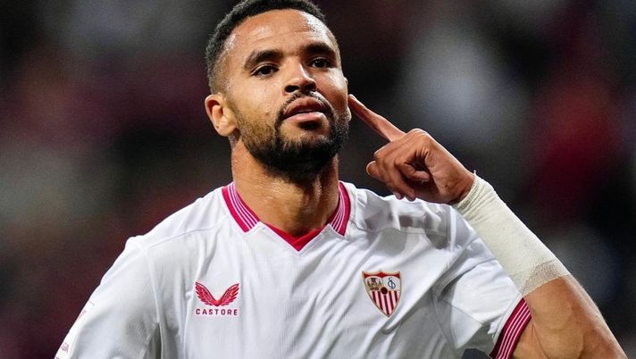 Isco resta in panchina e l’arbitro ferma il derby per cori omofobi: poi vince il Siviglia - immagine 1