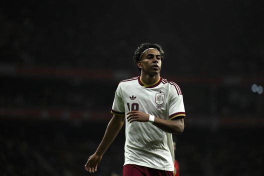 Dalla foto con Messi da piccolo al Barcellona: la storia di Yamal diventa un libro- immagine 2