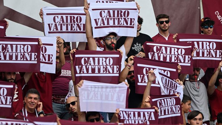 TURIN, ITALY - SEPTEMBER 21: Fans of Torino FC hold up banners in protest of Urbano Cairo, President of Torino FC during the Serie A match between Torino FC and Atalanta BC at Stadio Olimpico di Torino on September 21, 2025 in Turin, Italy. (Photo by Chris Ricco/Getty Images) Torino–Pisa, l’appello della Maratona: “Stadio vuoto per 45 minuti” - immagine 1