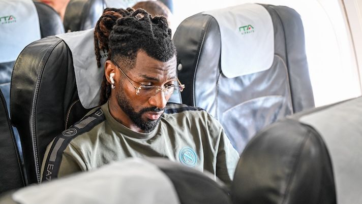 NAPLES, ITALY - JULY 11: SSC Napoli travels from Naples Capodichino Airport to Verona Airport for the first day of preseason training, which takes place in Dimaro (TN).'. (Photo by SSC NAPOLI/SSC NAPOLI via Getty Images) Napoli, retroscena Anguissa: ecco quale offerta ha rifiutato per rimanere con Conte - immagine 1