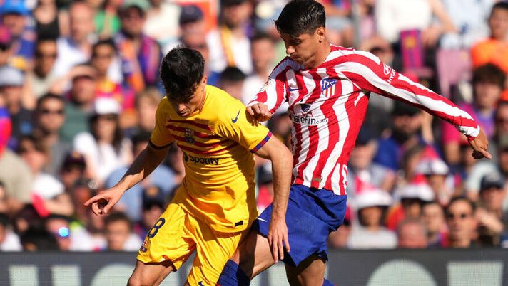 BARCELONA, SPAIN - APRIL 23: Pedri of FC Barcelona battles for possession with Alvaro Morata of Atletico Madrid during the LaLiga Santander match between FC Barcelona and Atletico de Madrid at Spotify Camp Nou on April 23, 2023 in Barcelona, Spain. (Photo by Alex Caparros/Getty Images) Juve, non solo Lukaku. Giuntoli pensa anche a Morata - immagine 1
