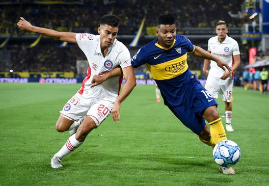 BUENOS AIRES, ARGENTINA - NOVEMBER 30: Frank Fabra of Boca Juniors fights for the ball with Fausto Vera of Argentinos Juniors during a match between Boca Juniors and Argentinos Juniors as part of Superliga 2019/20 at Estadio Alberto J. Armando on November 30, 2019 in Buenos Aires, Argentina. (Photo by Marcelo Endelli/Getty Images)