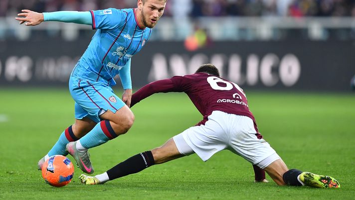 TURIN, ITALY - DECEMBER 27: Semih Kõlõcsoy of Cagliari Calcio is challenged by Gvidas Gineitis of Torino FC during the Serie A match between Torino FC and Cagliari Calcio at Stadio Olimpico di Torino on December 27, 2025 in Turin, Italy. (Photo by Valerio Pennicino/Getty Images) Torino-Cagliari 1-2, l’analisi dei gol: marcatura assente e dribbling troppo facile- immagine 5