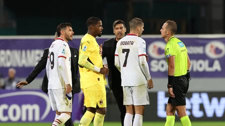 FLORENCE, ITALY - OCTOBER 06: Mike Maignan and tea of AC Milan reacts with referee during the Serie A match between Fiorentina and Milan at Stadio Artemio Franchi on October 06, 2024 in Florence, Italy. (Photo by Claudio Villa/AC Milan via Getty Images)