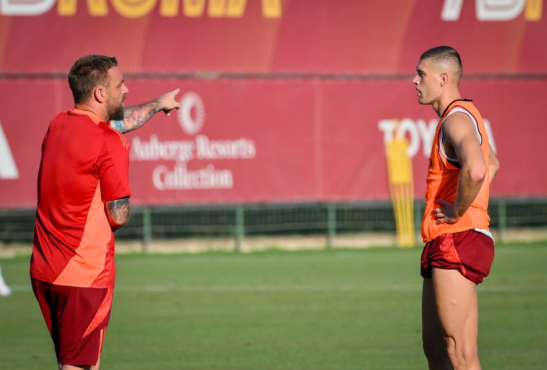 Trigoria, Dovbyk nel primo allenamento con i nuovi compagni – FOTO GALLERY - immagine 22
