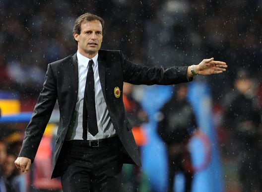 NAPLES, ITALY - OCTOBER 25: Massimiliano Allegri head coach of Milan during the Serie A match between SSC Napoli and AC Milan at Stadio San Paolo on October 25, 2010 in Naples, Italy. (Photo by Giuseppe Bellini/Getty Images) Milan e Napoli: da Maradona e Van Basten a Kvara e Leao- immagine 2