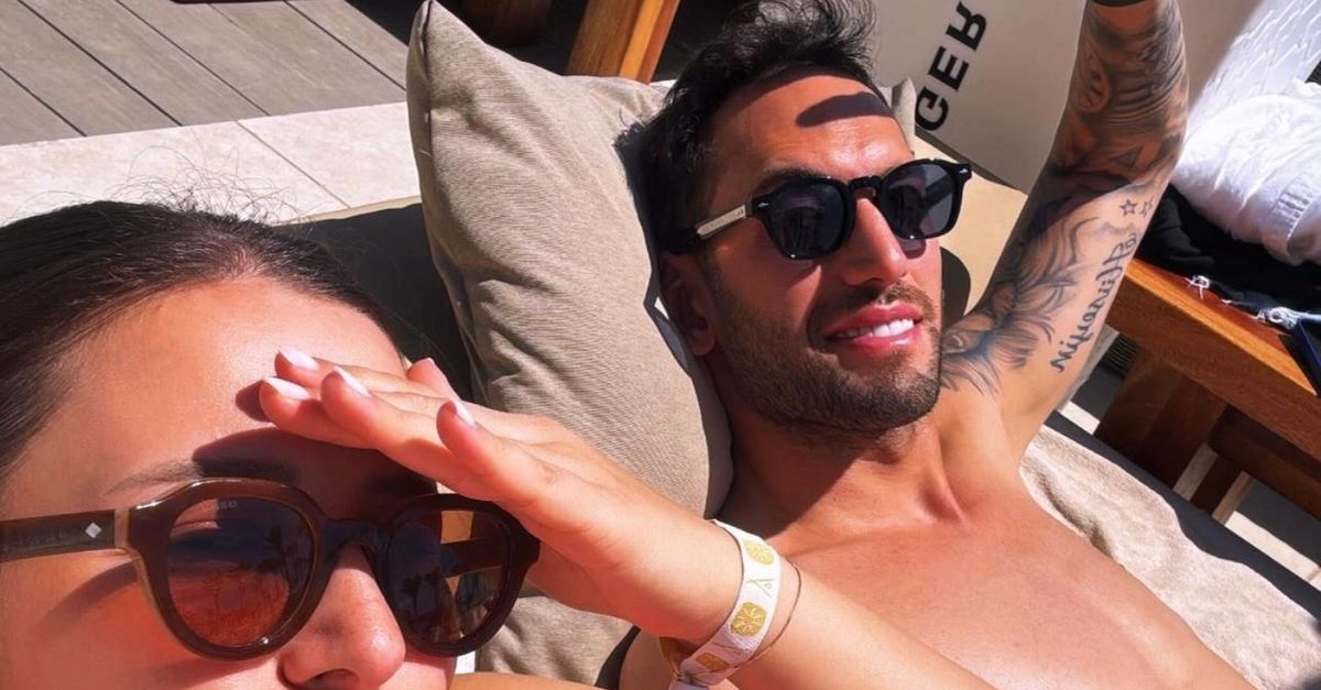video relax per calhanoglu a marbella passeggiata romantica in spiaggia con la moglie da Golssip.it video relax per calhanoglu a marbella passeggiata romantica in spiaggia con la moglie