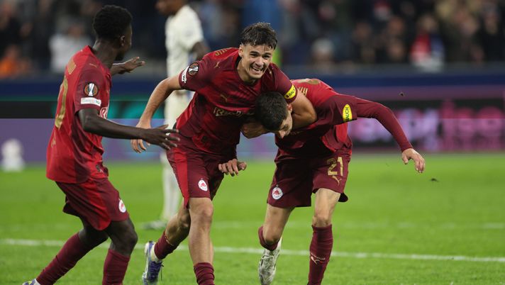 SALZBURG, AUSTRIA - SEPTEMBER 25: Petar Ratkov of Red Bull Salzburg celebrates scoring a goal which was later ruled out following a VAR check with teammate Kerim Alajbegovic during the UEFA Europa League 2025/26 League Phase MD1 match between FC Salzburg and FC Porto at Stadion Salzburg on September 25, 2025 in Salzburg, Austria. (Photo by Adam Pretty/Getty Images) RedBull Salisburgo