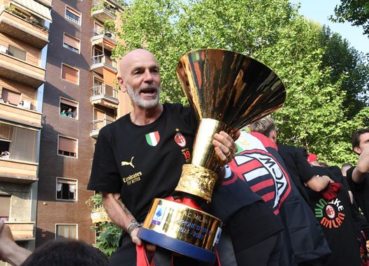 Milano, Italia - 23 maggio 2022: Stefano Pioli col trofeo della Serie A. (Foto di Claudio Villa/AC Milan via Getty Images) Stefano Pioli nuovo allenatore della Fiorentina, ora è ufficiale: il comunicato- immagine 3