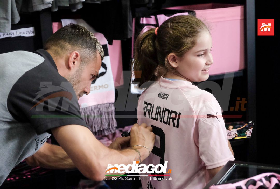 FOTO PALERMO: Federico Di Francesco scatta selfie con i tifosi allo store (GALLERY) - immagine 35