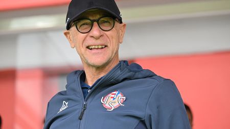 CREMONA, ITALY - MAY 20: Coach Davide Ballardini of US Cremonese reacts before the Serie A match between US Cremonese and Bologna FC at Stadio Giovanni Zini on May 20, 2023 in Cremona, Italy. (Photo by Marco M. Mantovani/Getty Images)
