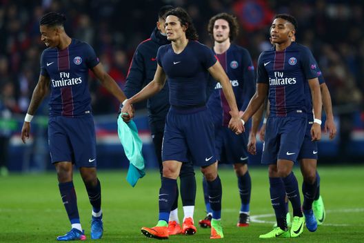 PARIS, FRANCE - FEBRUARY 14: Edinson Cavani of Paris Saint-Germain celebrates victory with Presnel Kimpembe and Christopher Nkunku after the UEFA Champions League Round of 16 first leg match between Paris Saint-Germain and FC Barcelona at Parc des Princes on February 14, 2017 in Paris, France. (Photo by Clive Rose/Getty Images)  christopher-nkunku-dazn-parole-intervista-dichiarazioni-milan-tv-sky-modric-leao-ibrahimovic-san-siro