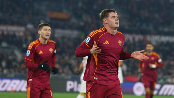 ROME, ITALY - DECEMBER 29: Evan Ferguson of AS Roma celebrates after scoring the team's third goal during the Serie A match between AS Roma and Genoa CFC at Stadio Olimpico on December 29, 2025 in Rome, Italy. (Photo by Paolo Bruno/Getty Images) Gasp, ecco Ferguson! La Roma si rialza e batte DDR: Genoa sconfitto all’Olimpico - immagine 1