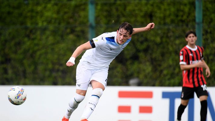 ROME, ITALY - APRIL 28: Marco Nazzaro of SS Lazio kicks the ball during the Primavera 1 match between SS Lazio and AC Milan at the Formello sport centre on April 28, 2025 in Rome, Italy. (Photo by Marco Rosi - SS Lazio/Getty Images) Lazio, nuova avventura per Nazzaro dopo l’addio a zero: riparte dalla Serie C - immagine 1