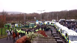 Brighton, M23 derby: un agente e un tifoso feriti, sette gli arrestati