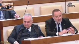 Video – Lotito, colpo di sonno in Senato: De Laurentiis lo sveglia