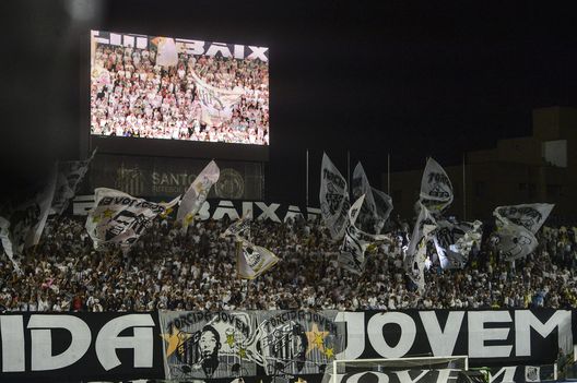 I tifosi del Santos festeggiano il ritorno di Neymar. (Foto di Mauro Horita/Getty Images) Santos-Botafogo, giganti del Brasile a confronto: ecco il palmares dei due club- immagine 3