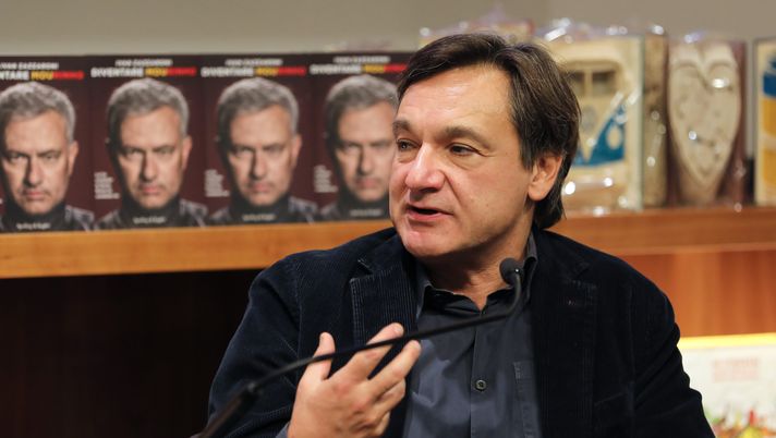 MILAN, ITALY - OCTOBER 13: Fabio Caressa attends the presentation of Ivan Zazzaroni's new book 'Diventare Mourinho' at the Rizzoli bookshop in the Galleria Vittorio Emanuele II on October 13, 2022 in Milan, Italy. (Photo by Vincenzo Lombardo/Getty Images) Caressa: “Il Bologna sta ritrovando certezze. L’inizio? E’ normale dopo un successo avere…” - immagine 1