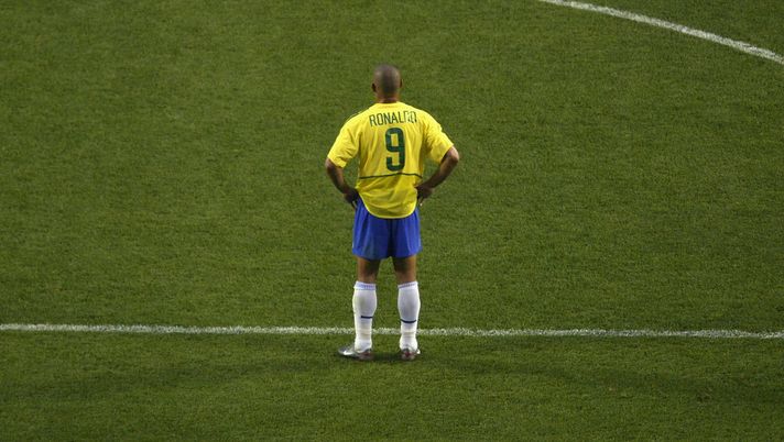 ULSAN - 3 GIUGNO: Ronaldo del Brasile attende il pallone durante la partita del Gruppo C contro la Turchia, valida per la fase a gironi della Coppa del Mondo, giocata allo stadio Ulsan-Munsu di Ulsan, Corea del Sud, il 3 giugno 2002. Il Brasile vinse la partita per 2-1. (Foto di Brian Bahr/Getty Images) Brasile Fenomeni