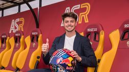 Roma, Di Giannantonio ospite a Trigoria: dona il suo casco all’archivio storico