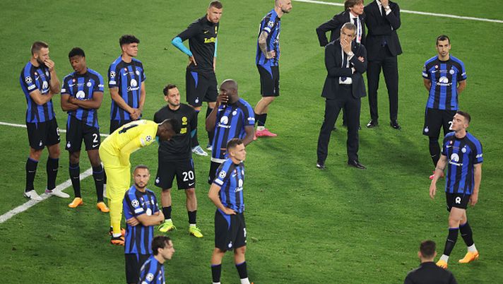 ISTANBUL, TURKEY - JUNE 10: Players of FC Internationale look dejected after the UEFA Champions League 2022/23 final match between FC Internazionale and Manchester City FC at Atatuerk Olympic Stadium on June 10, 2023 in Istanbul, Turkey. (Photo by Alex Grimm/Getty Images) TACKLE DURO – Il derby dei media sul finale di stagione e l’addio a Berlusconi - immagine 1