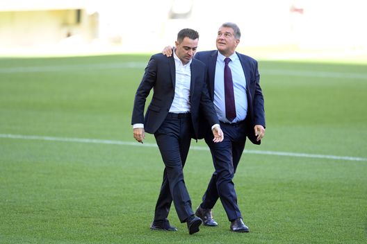 BARCELLONA, SPAGNA - 8 NOVEMBRE: Il nuovo allenatore dell'FC Barcelona Xavi Hernandez (a sinistra) e Joan Laporta, presidente dell'FC Barcelona, attraversano il campo durante una conferenza stampa al Camp Nou l'8 novembre 2021 a Barcellona, Spagna. (Foto di David Ramos/Getty Images) Barcellona, Xavi rivela: “Era fatta per il ritorno di Messi, Laporta bloccò tutto”. La risposta- immagine 2