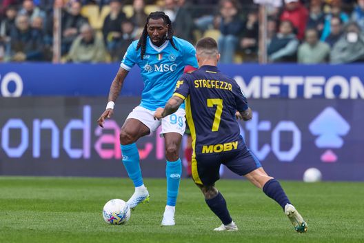 PARMA, ITALY - APRIL 12: Frank Anguissa of Napoli SSC competes for the ball with Gabriel Strefezza of Parma Calcio during the Serie A match between Parma Calcio 1913 and SSC Napoli at Stadio Ennio Tardini on April 12, 2026 in Parma, Italy. (Photo by Emmanuele Ciancaglini/Getty Images)