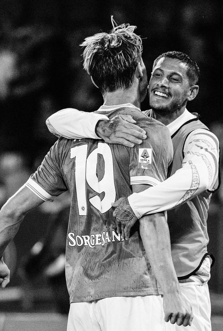 La tenacia del Napoli di Conte: i suggestivi scatti in bianco e nero – LA GALLERY - immagine 3