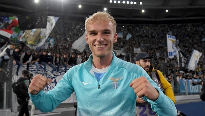 ROME, ITALY - OCTOBER 26: Gustav Isaksen of SS Lazio celebrates a victory after the Serie A match between SS Lazio and Juventus FC at Stadio Olimpico on October 26, 2025 in Rome, Italy. (Photo by Marco Rosi - SS Lazio/Getty Images) Ecco cinque centrocampisti che potete schierare alla dodicesima giornata al fantacalcio - immagine 1