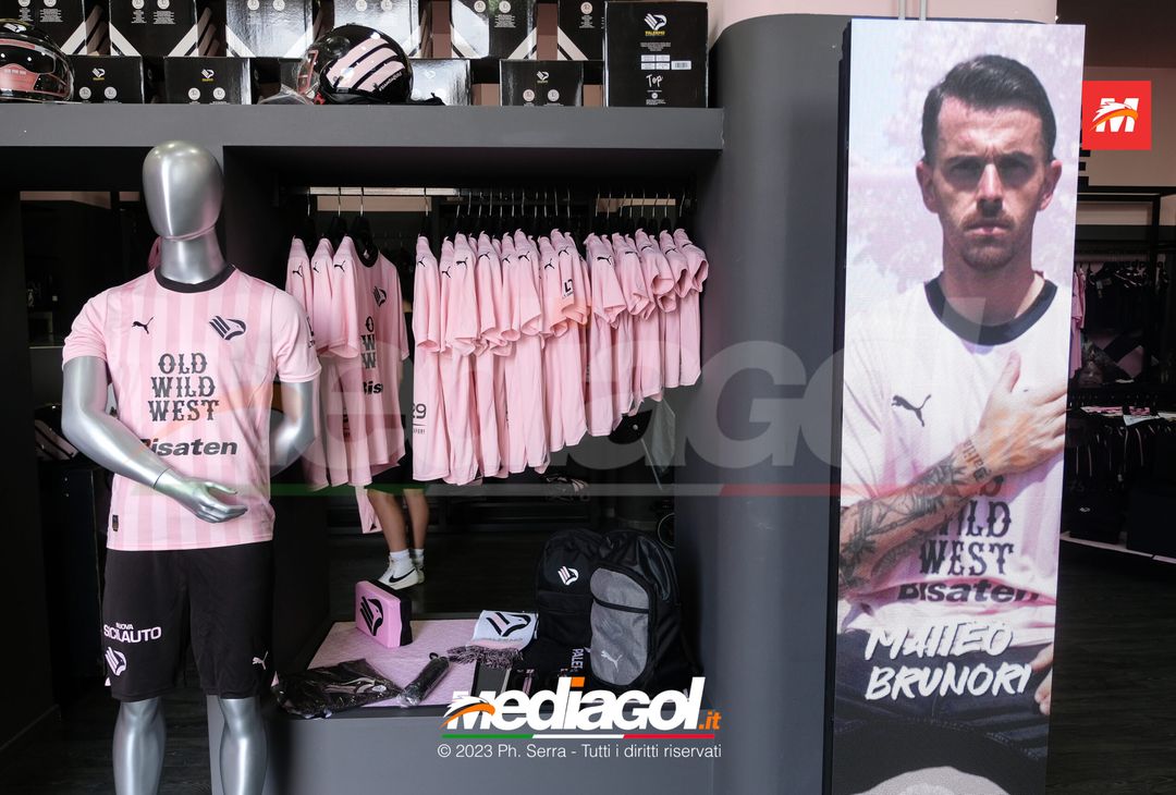FOTO Palermo, al via la vendita dell’Home Kit Puma 2023/2024 (Gallery) - immagine 19