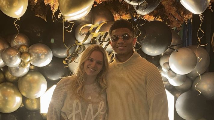 FOTO Neres, i festeggiamenti per il 28 compleanno: la torta é tutta da ridere! - immagine 1