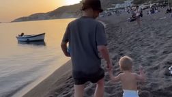 Mertens passeggia sulla spiaggia di Ischia col piccolo Ciro: quanta dolcezza!
